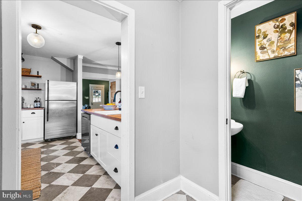 229 E 5th Street photo 16