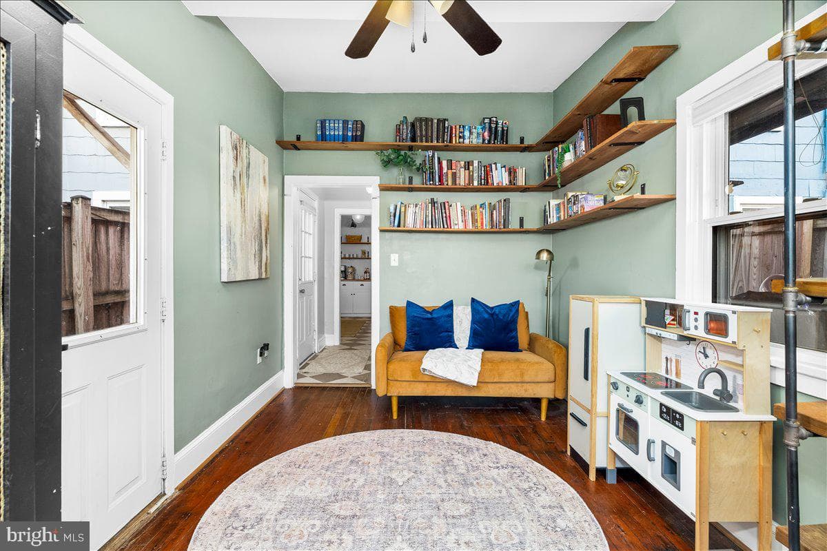 229 E 5th Street photo 18