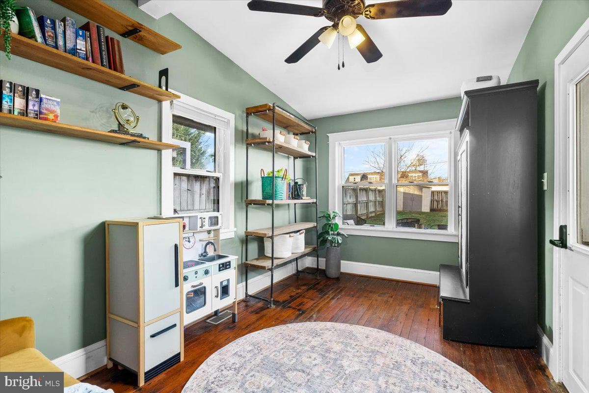 229 E 5th Street photo 19