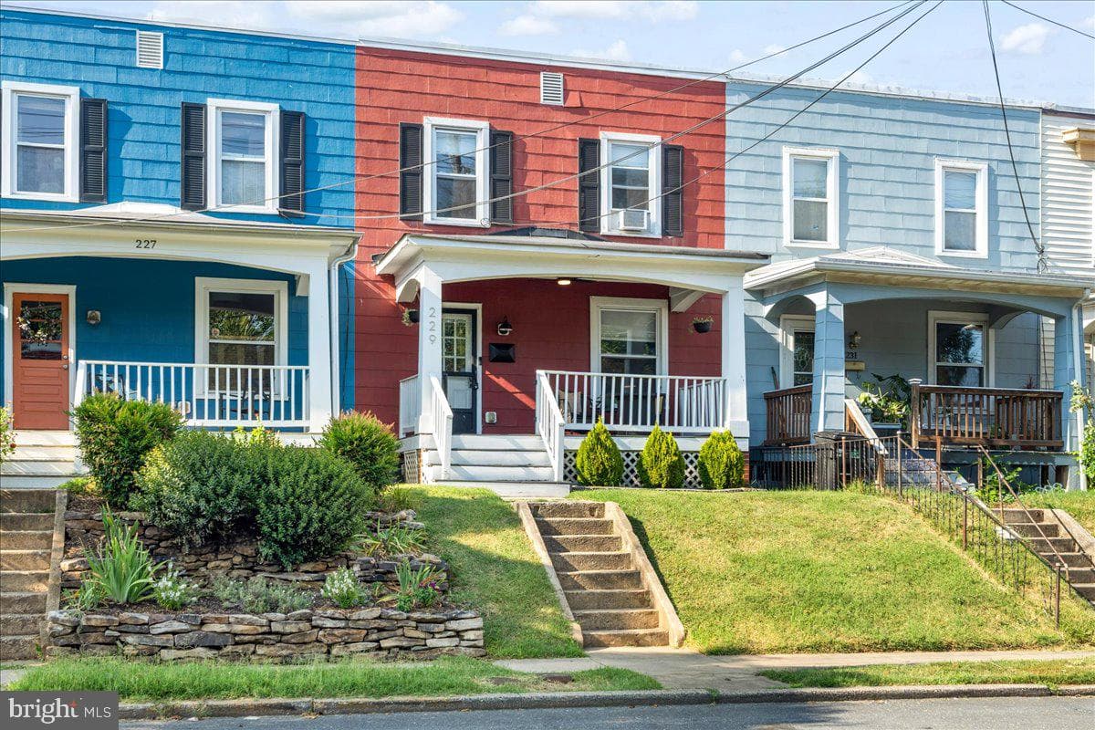 229 E 5th Street photo 2