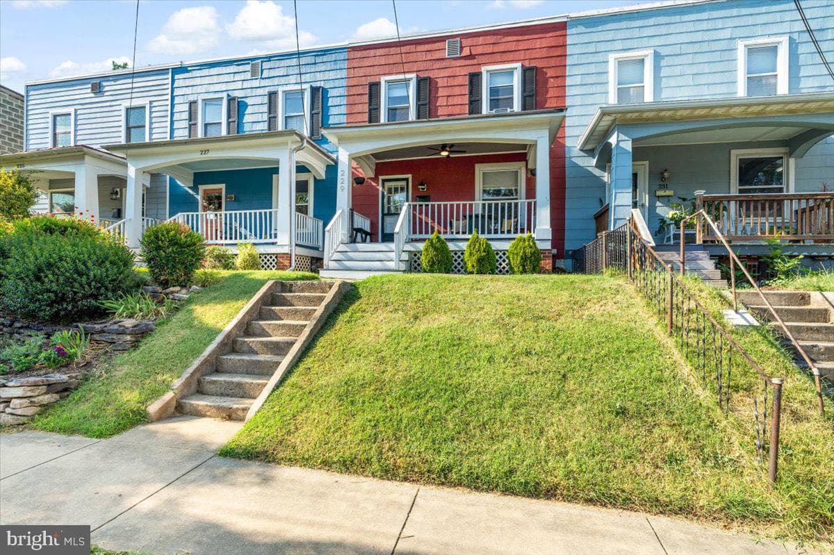 229 E 5th Street photo 3