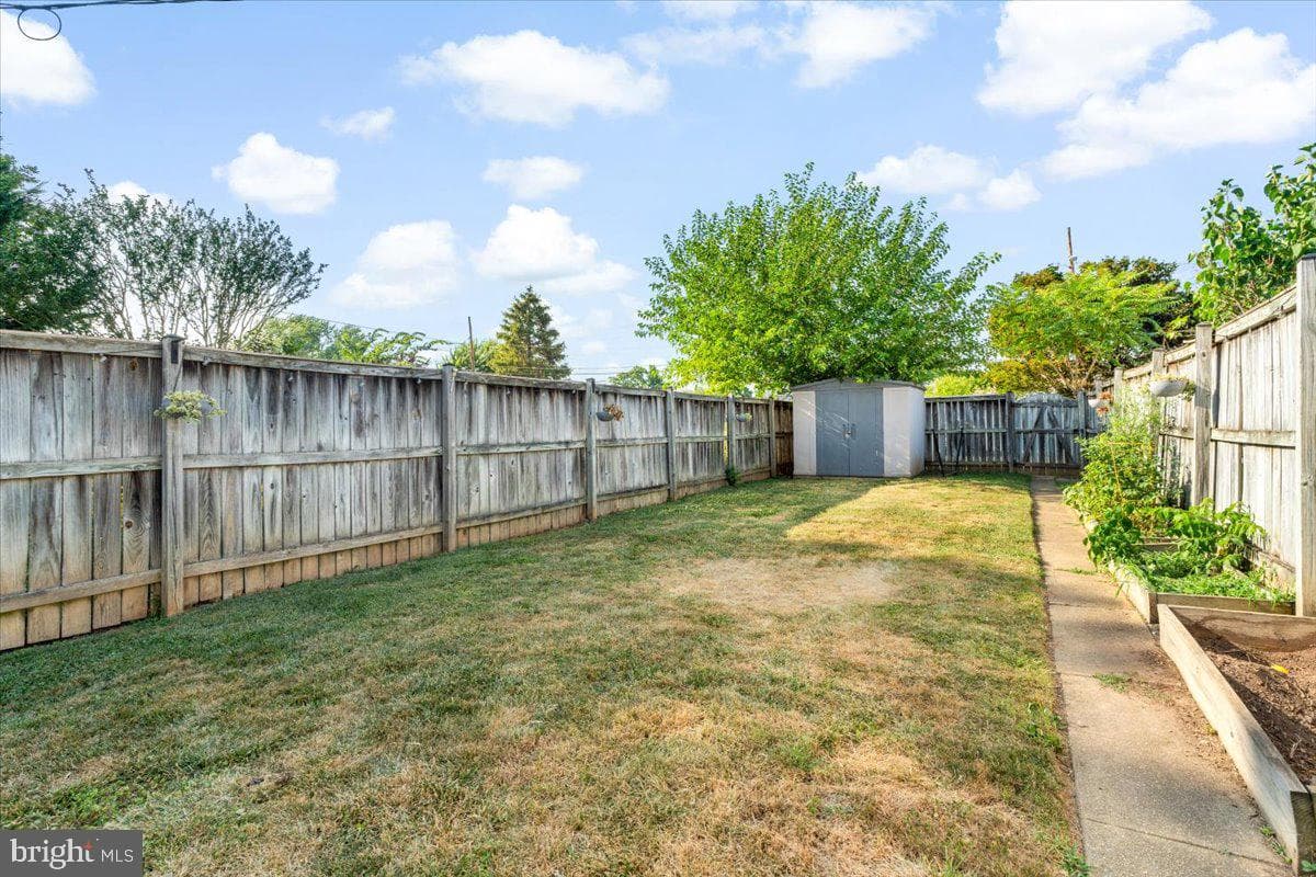 229 E 5th Street photo 37