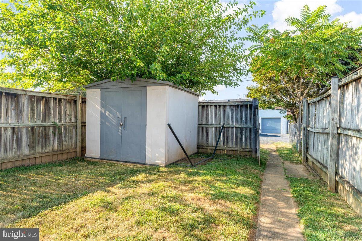 229 E 5th Street photo 40