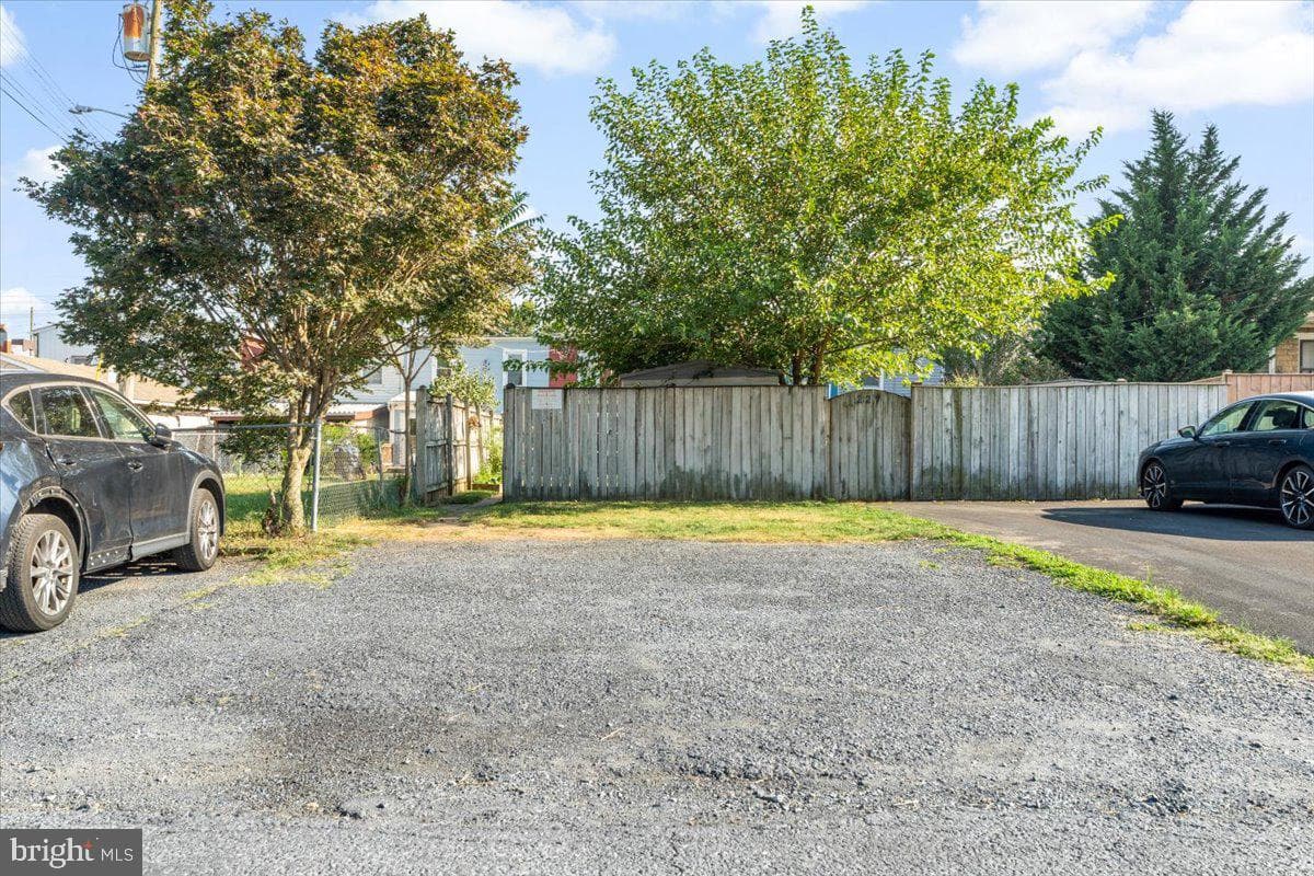 229 E 5th Street photo 41