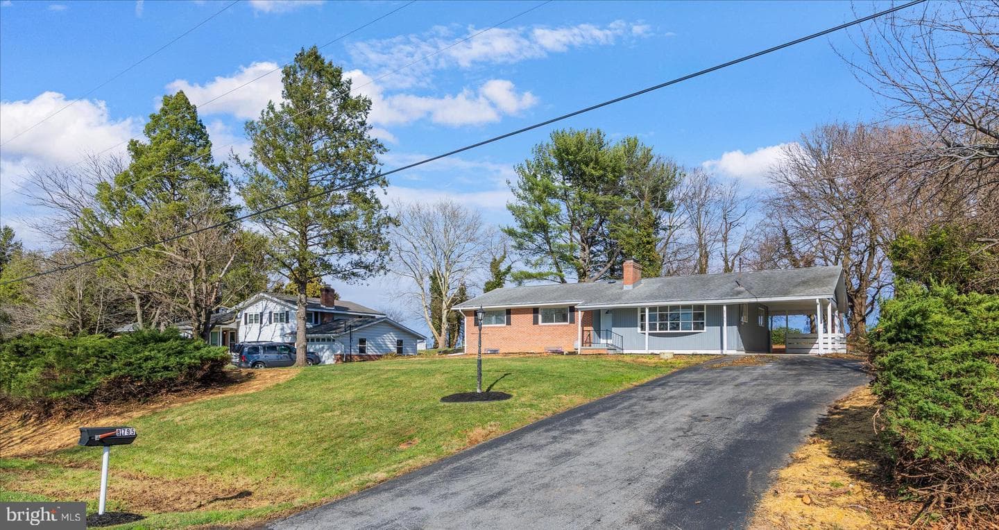 8795 Hickory Hill