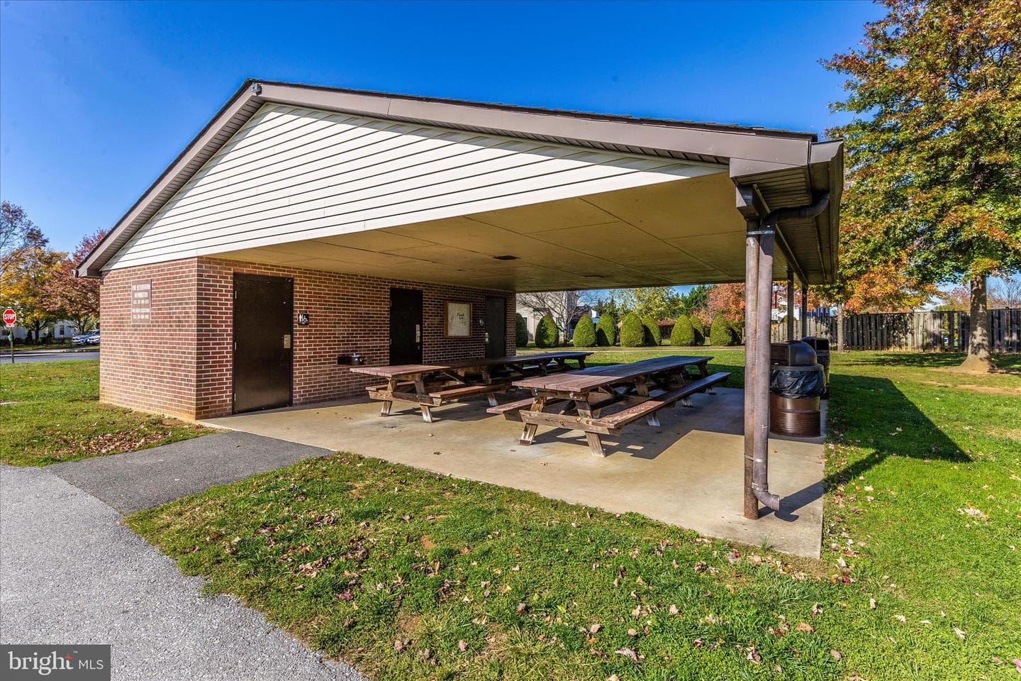 2033 Burnside Drive photo 60