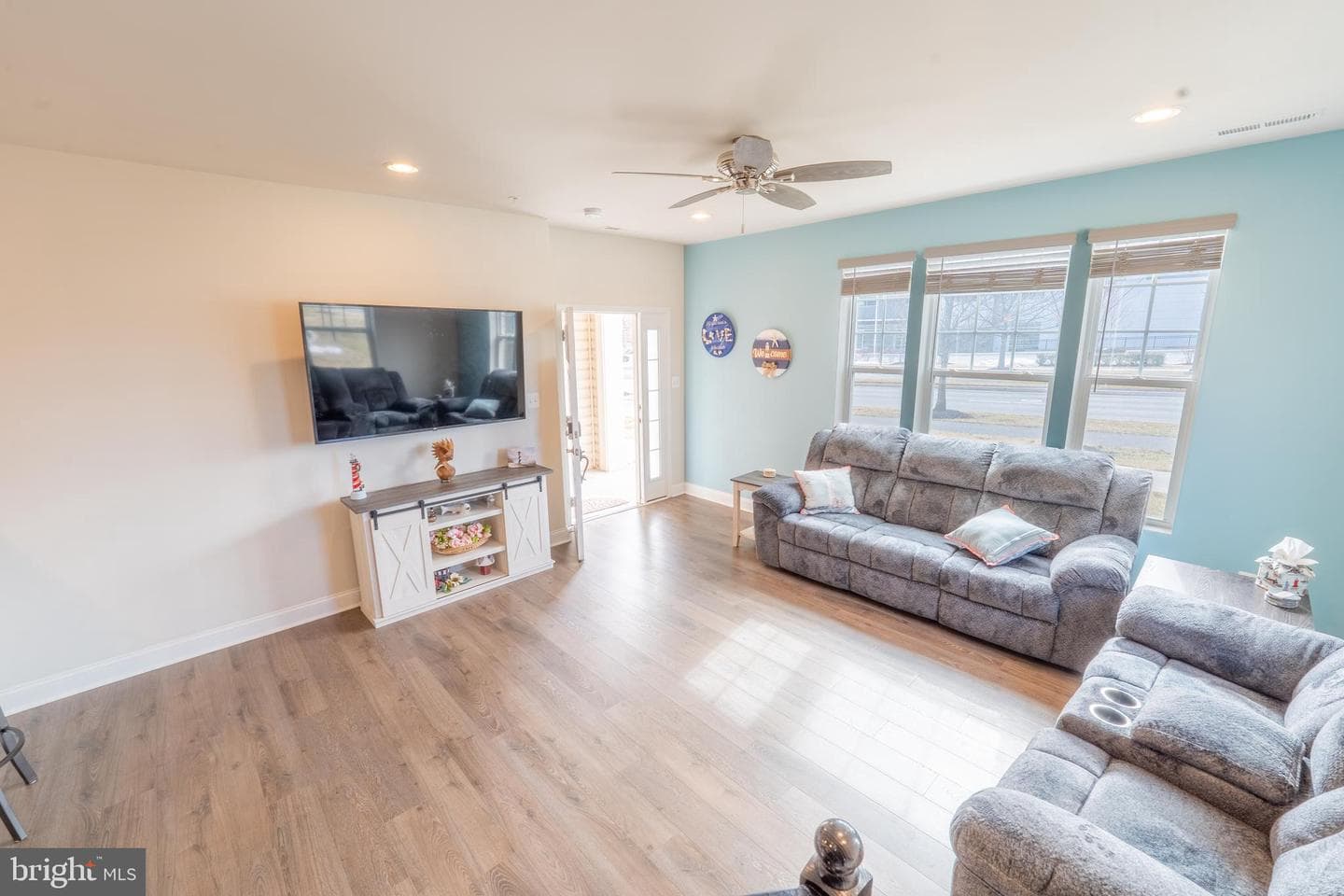 7070 Executive Way photo 3