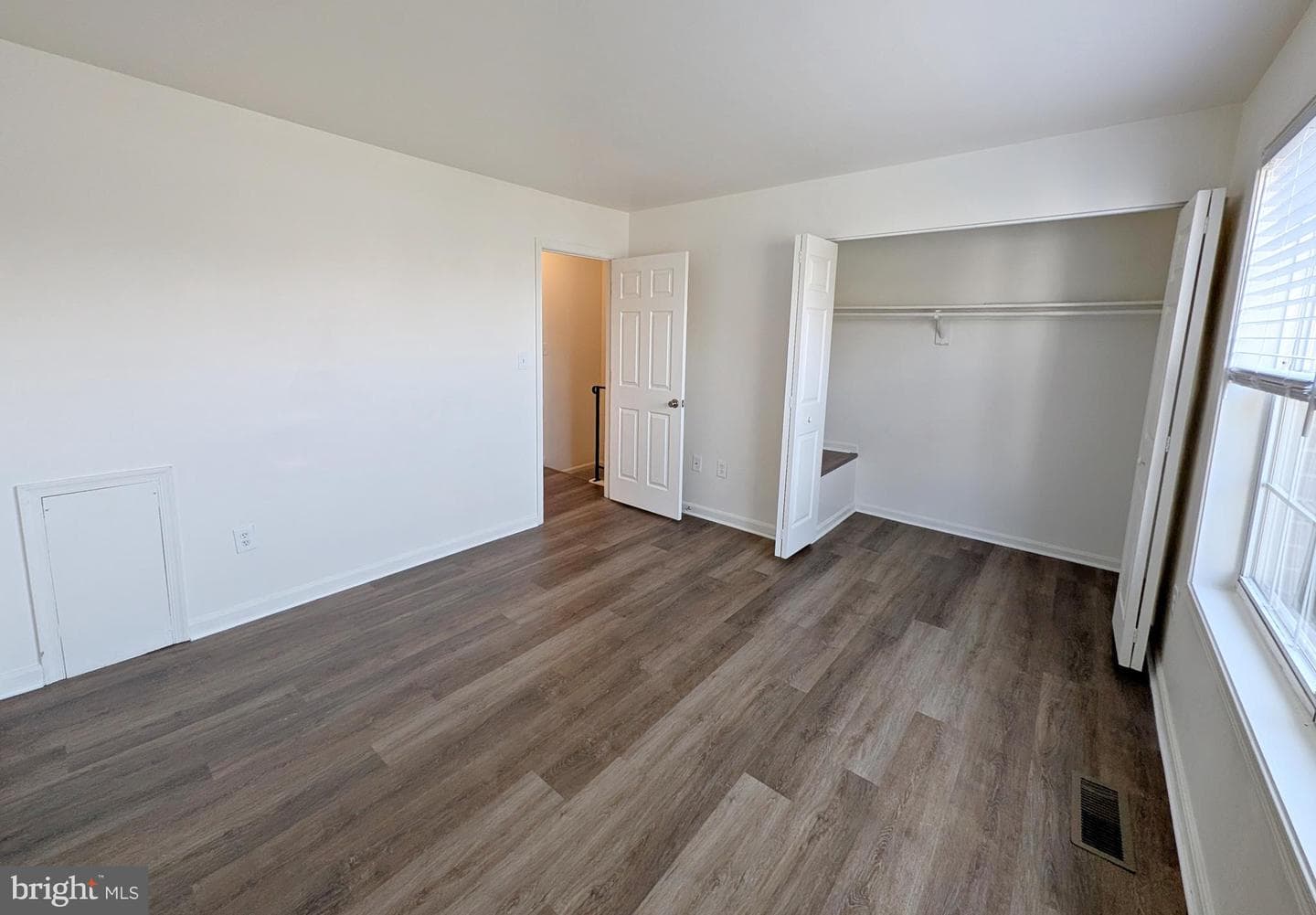 526 Essex Place photo 3