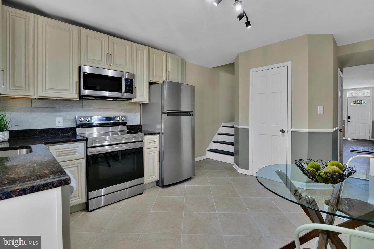 230 E 5th Street photo 3