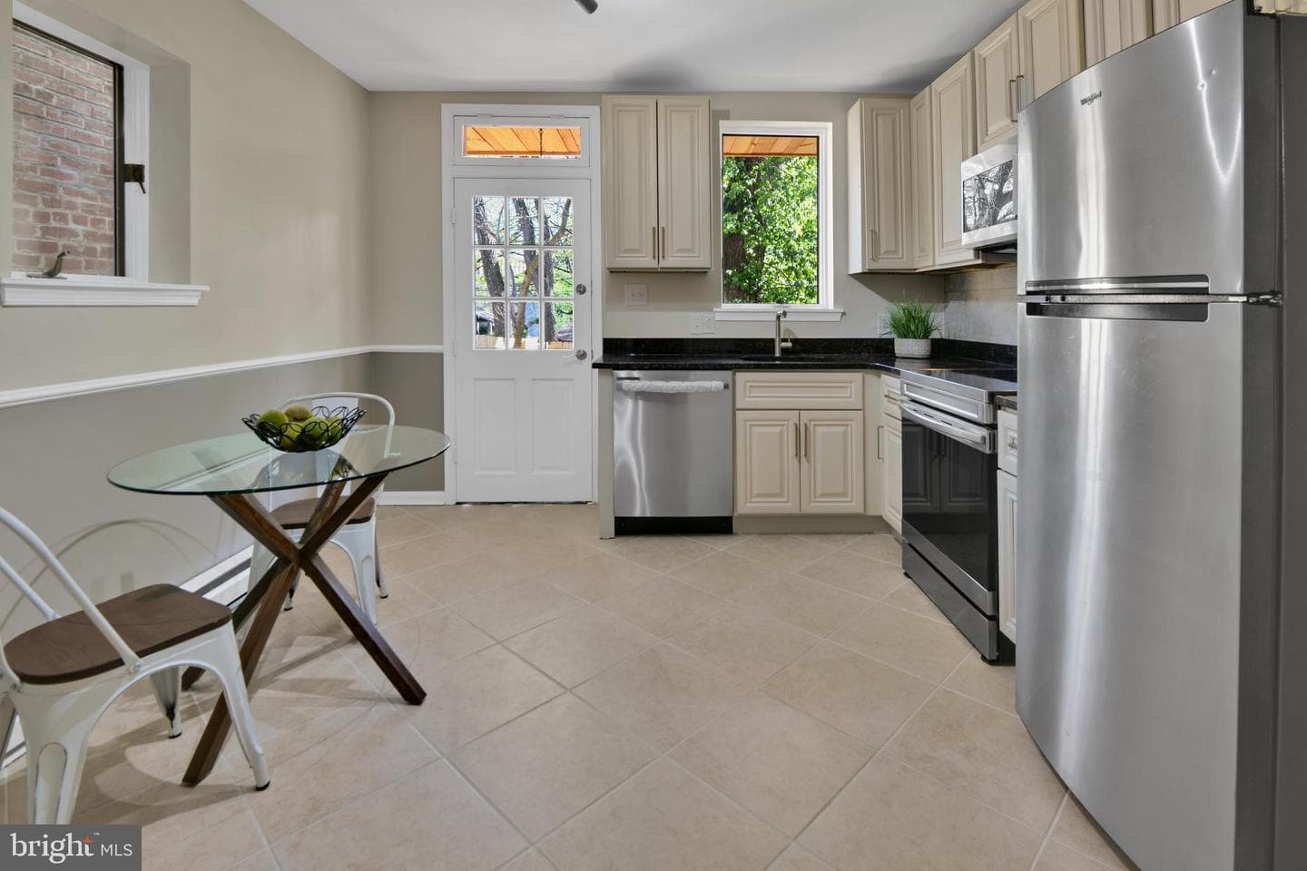 230 E 5th Street photo 4