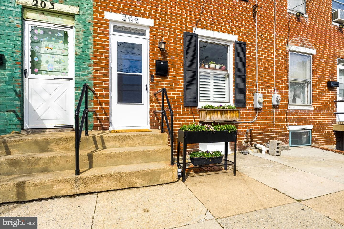 205 E 4th Street E photo 2