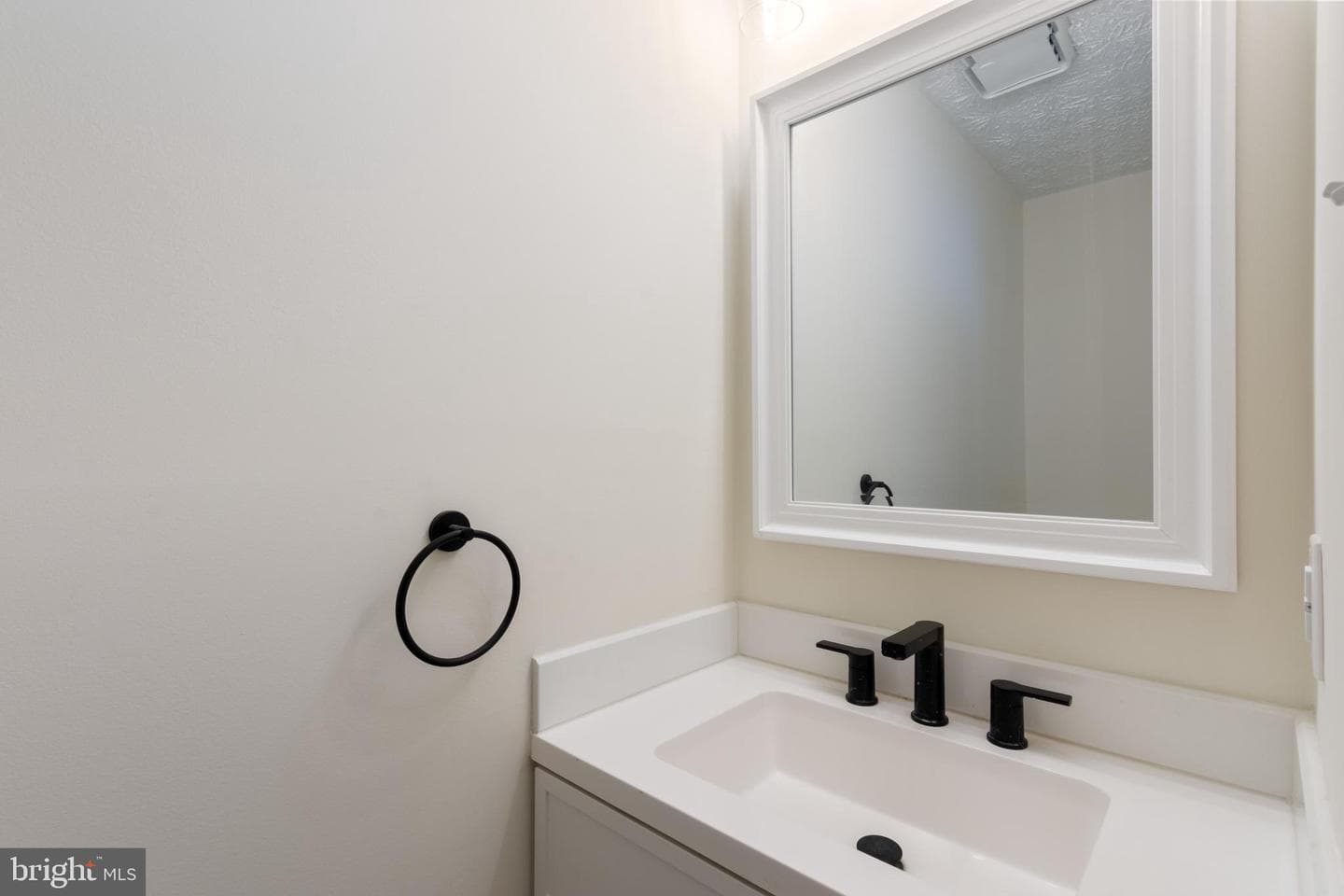 100 Albany Avenue E photo 21