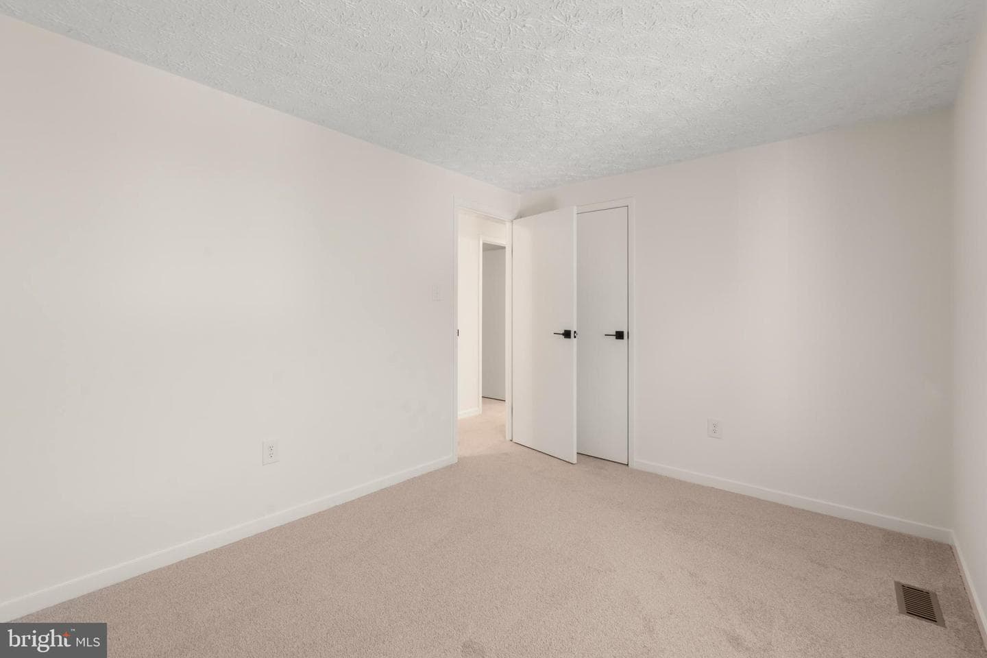 100 Albany Avenue E photo 24