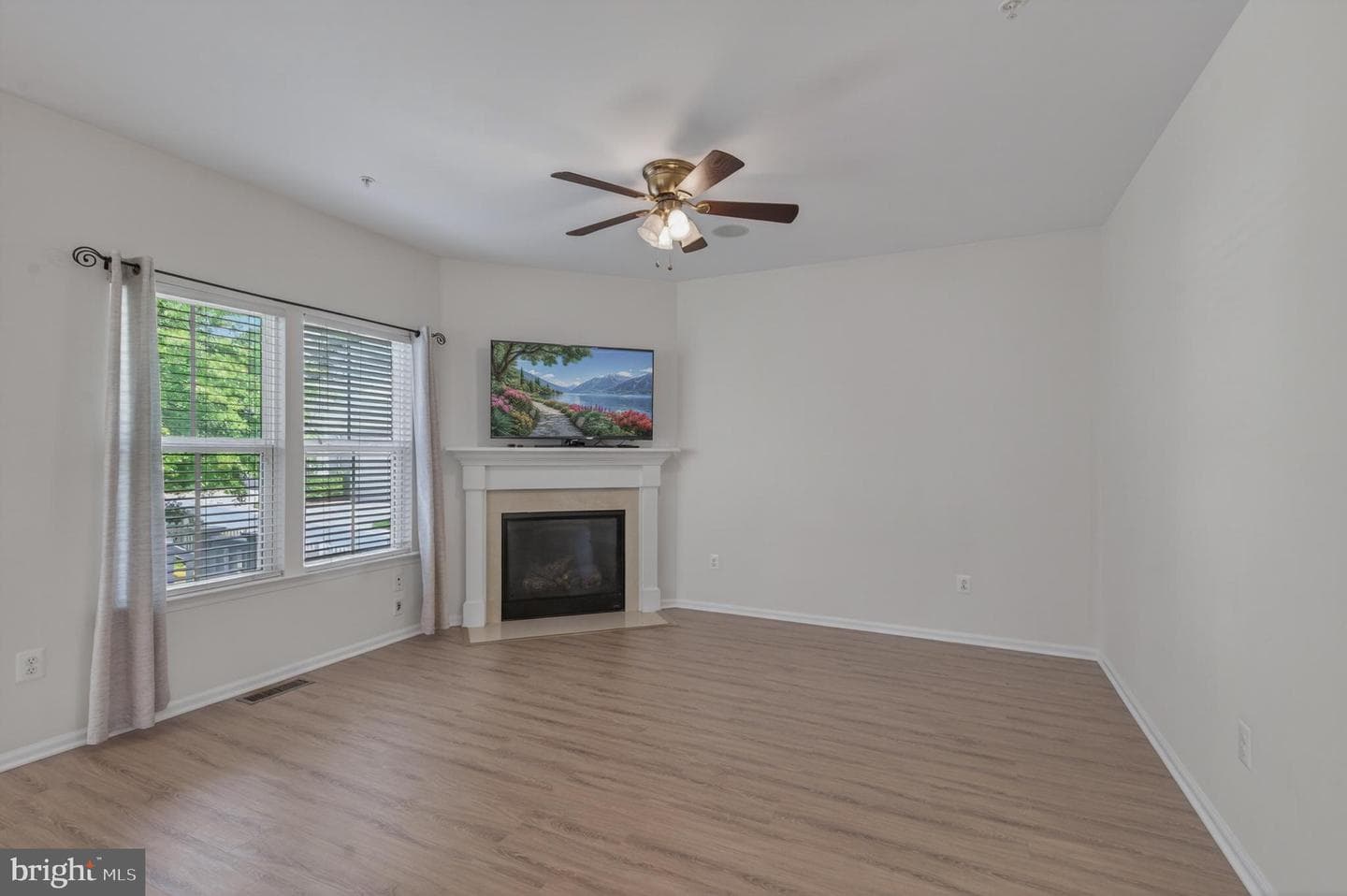 1423 Village Green Way photo 23