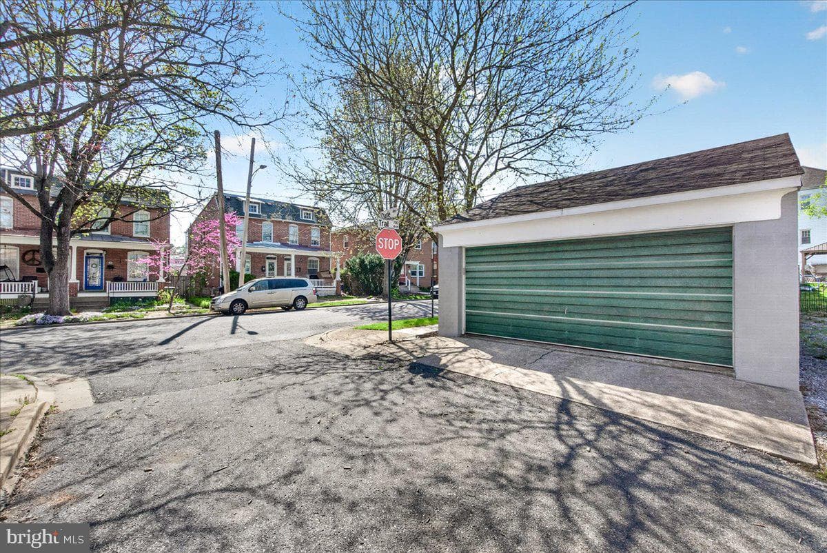 301 W 7th Street photo 29