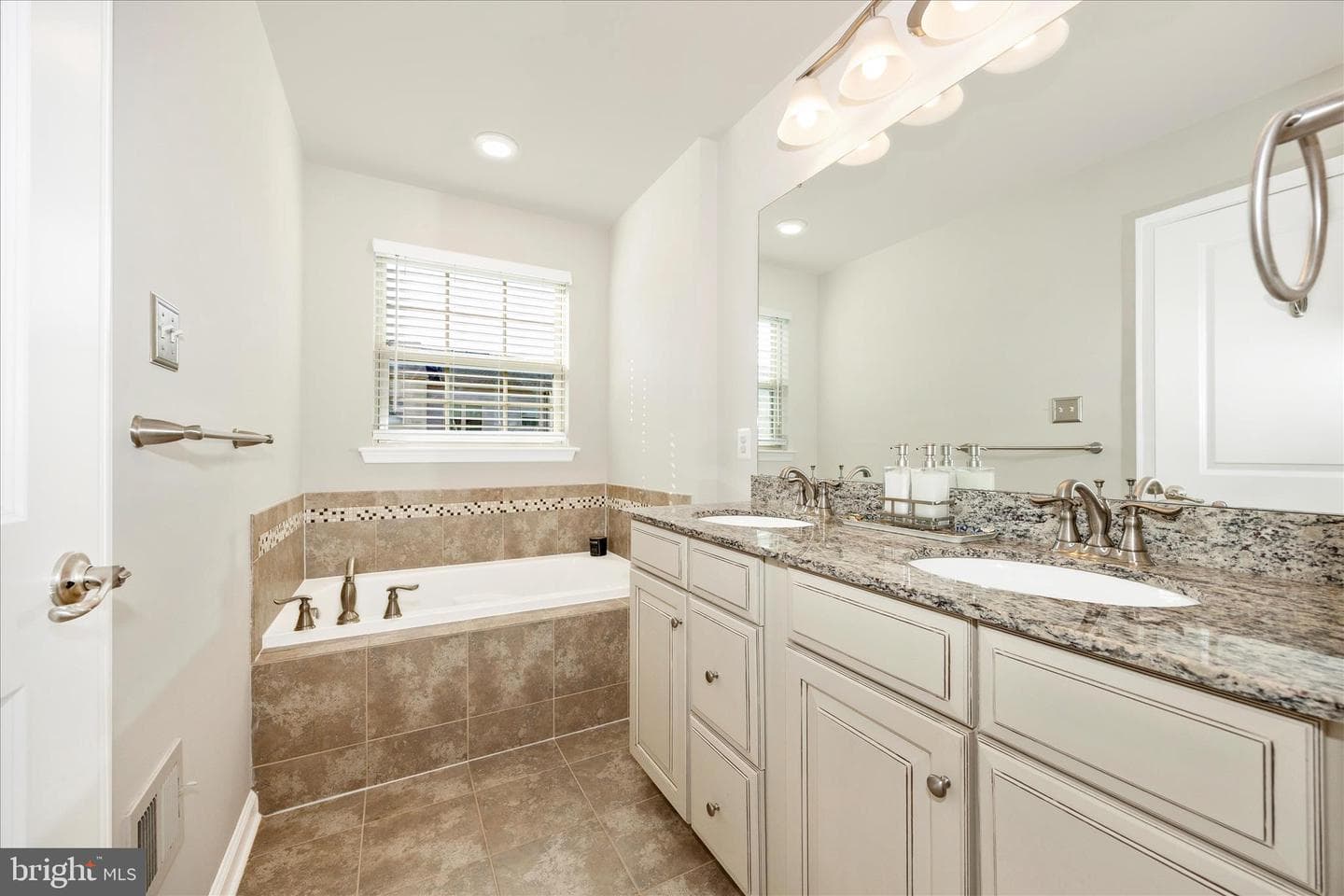 5812 Rochefort Street photo 13