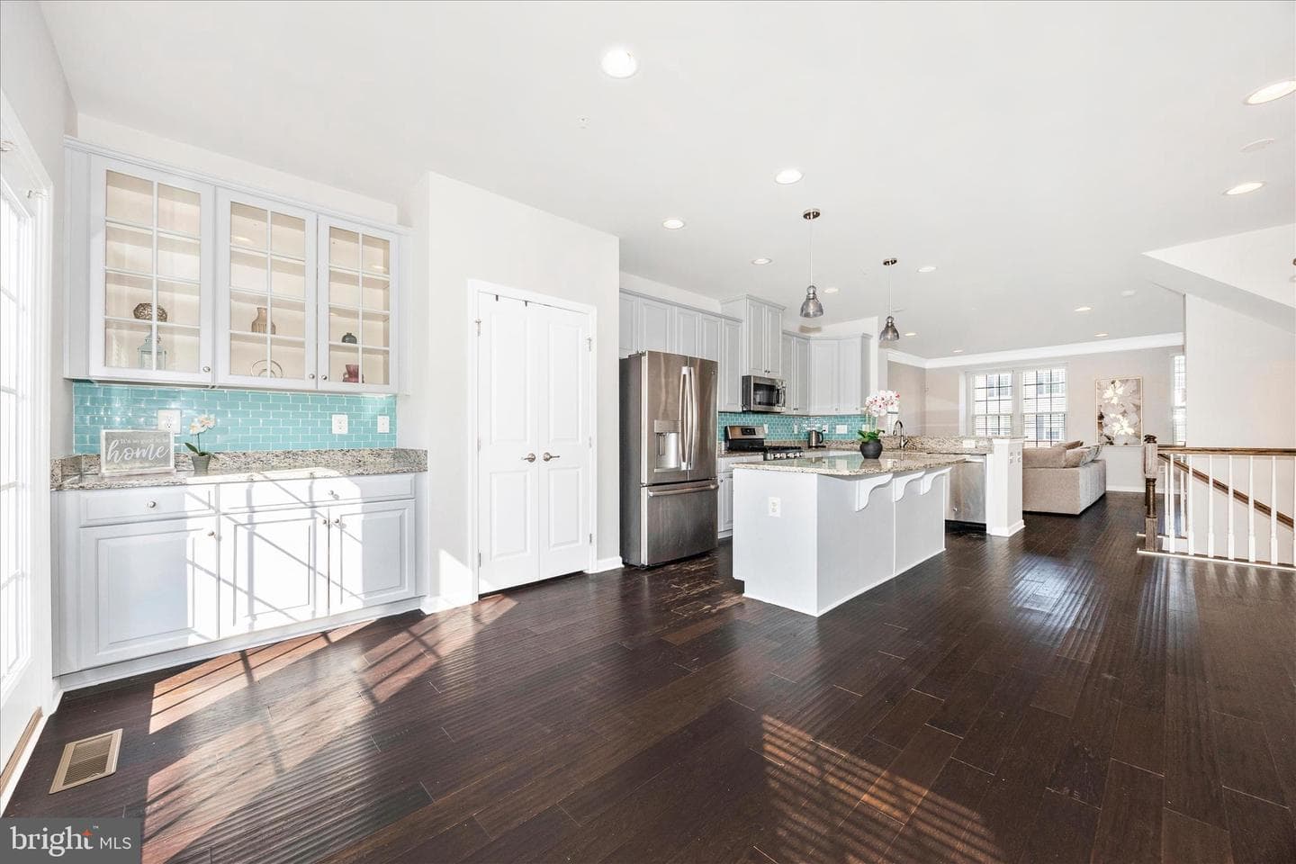 5812 Rochefort Street photo 4
