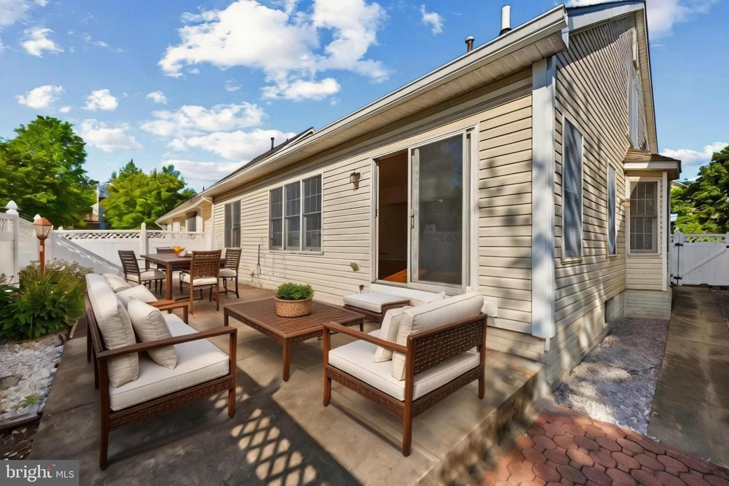 1002 Eastbourne Court photo 31