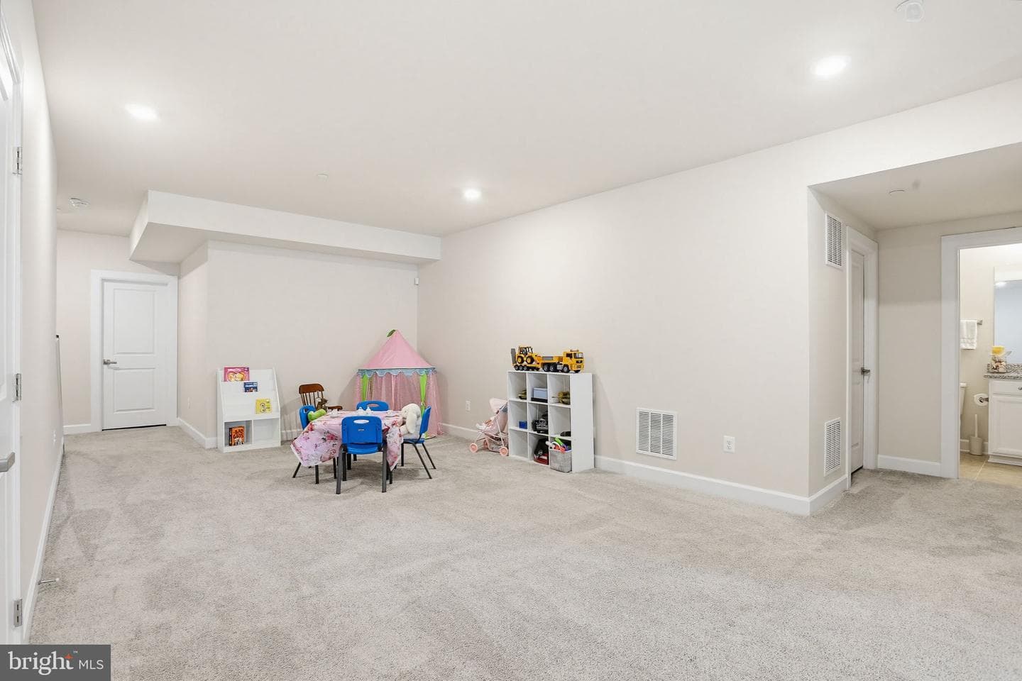 3816 Fulham Road photo 36
