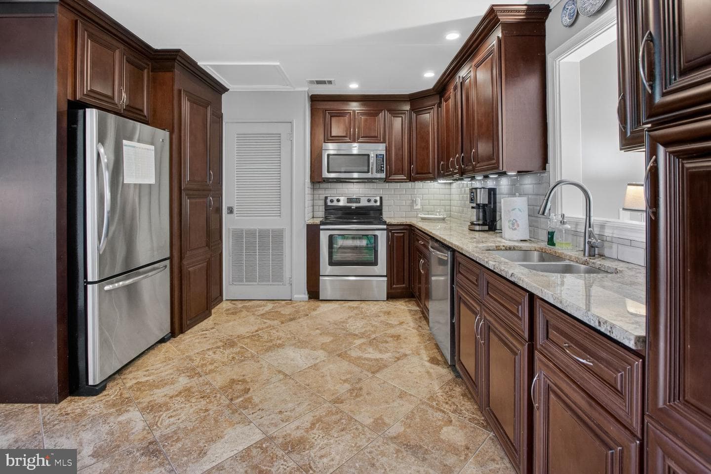613 Charles Street photo 9