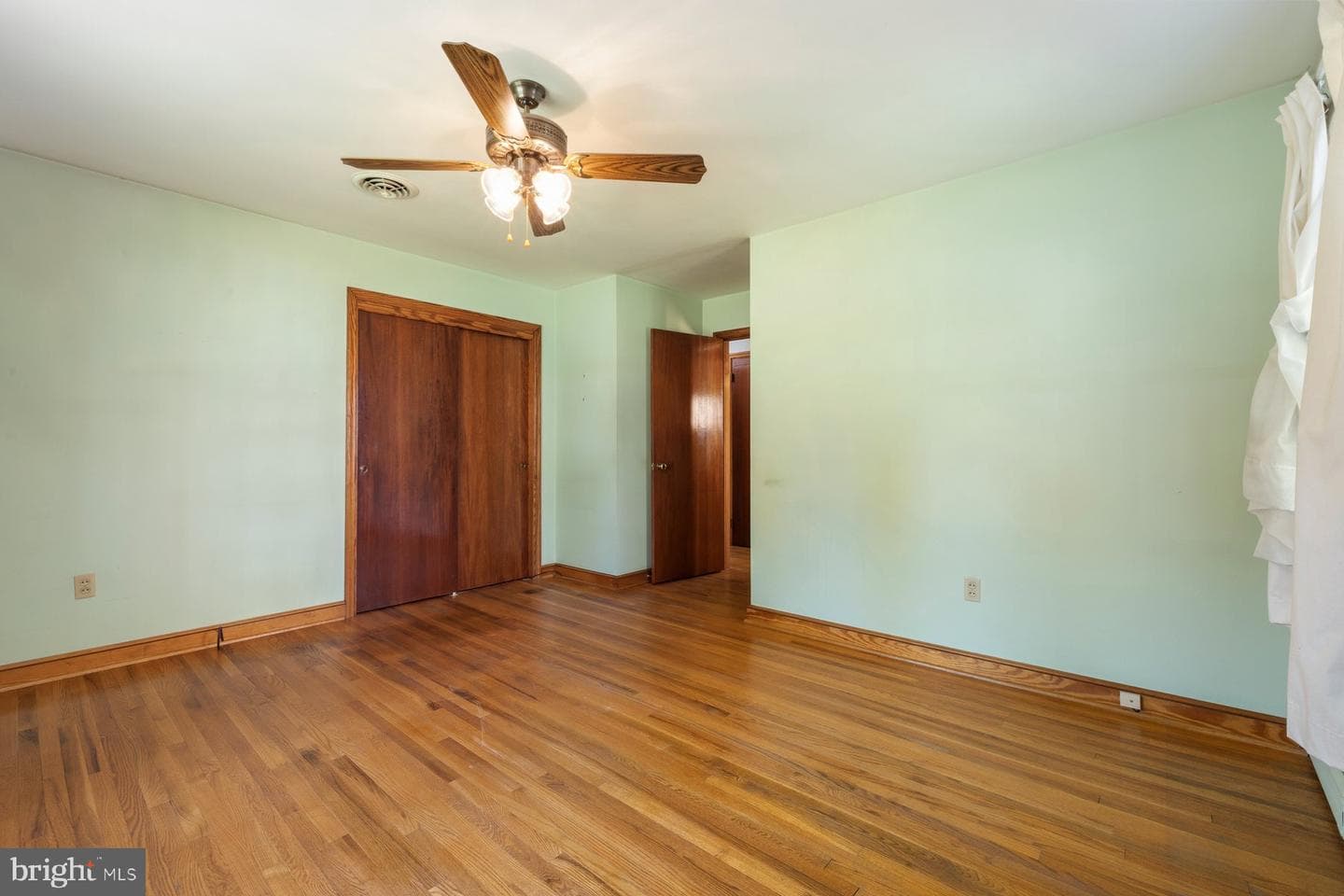 16 Linden Boulevard photo 24