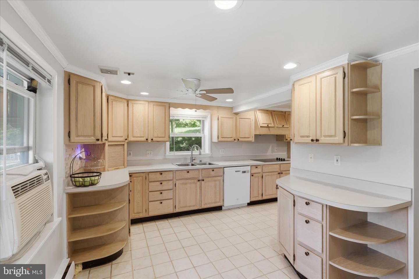 603 W B Street photo 3