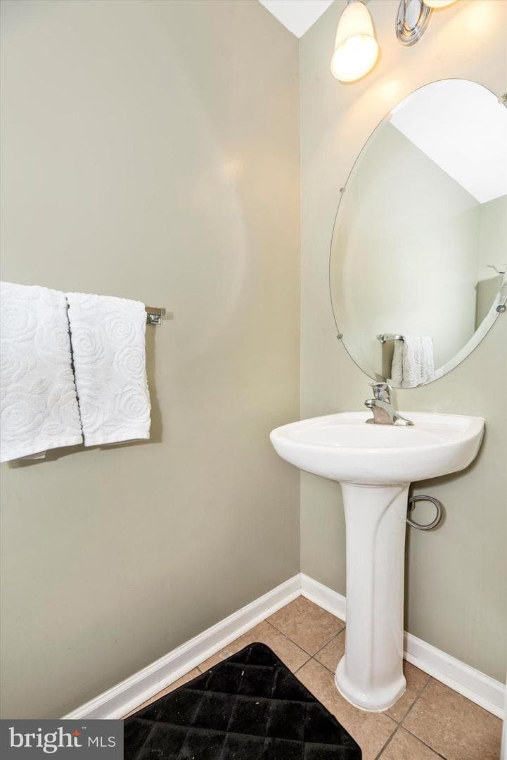 605 Tivoli Road photo 9