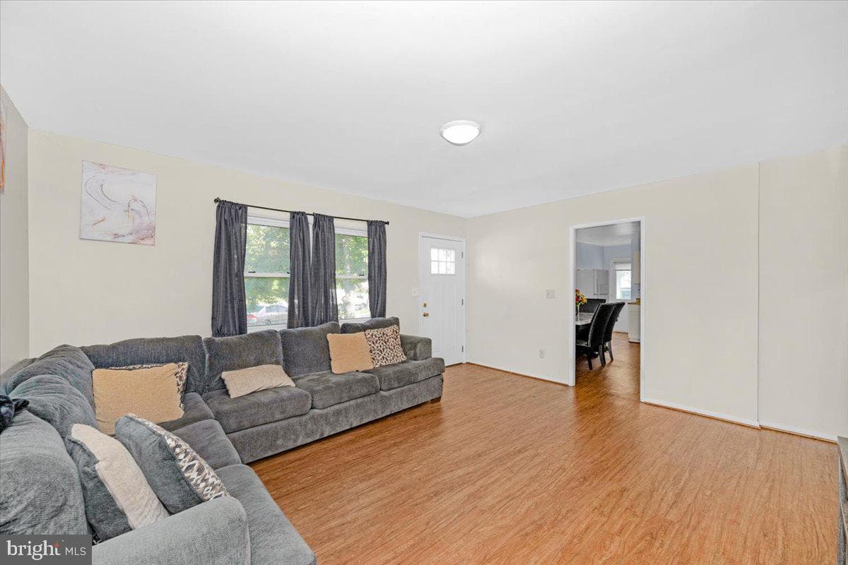302 Manor Court photo 3