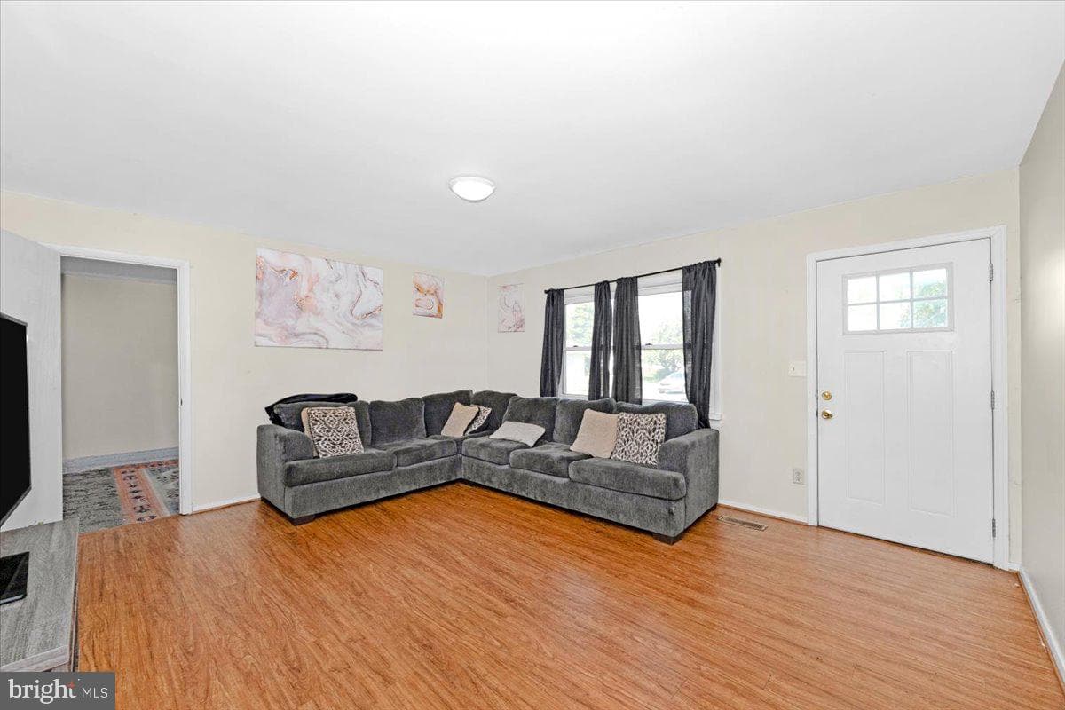 302 Manor Court photo 4