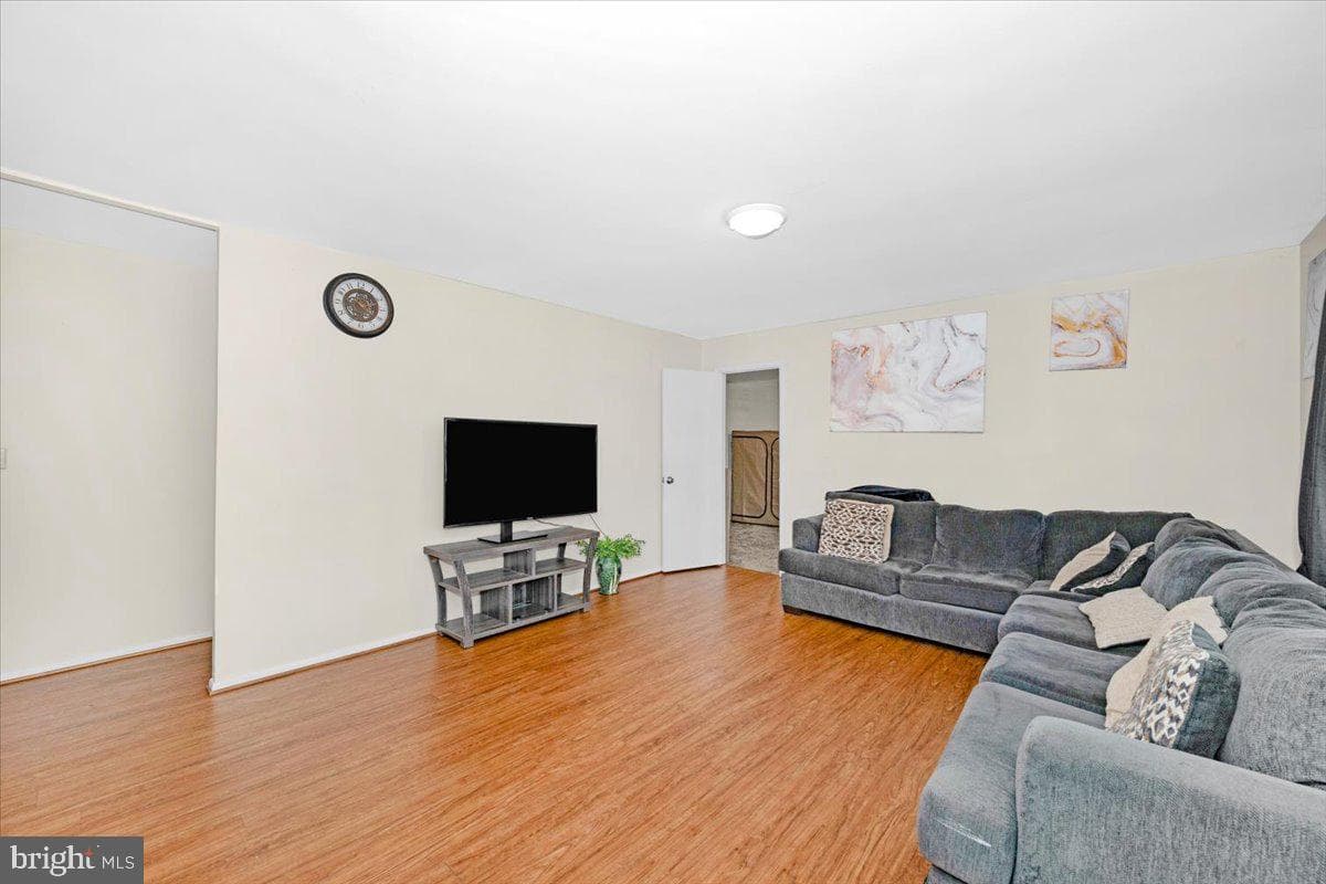 302 Manor Court photo 5