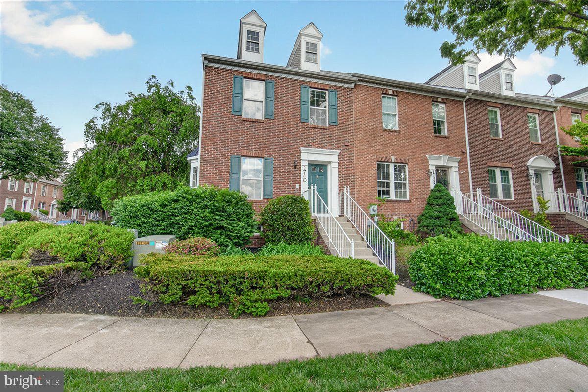 1740 Derrs Square E photo 2