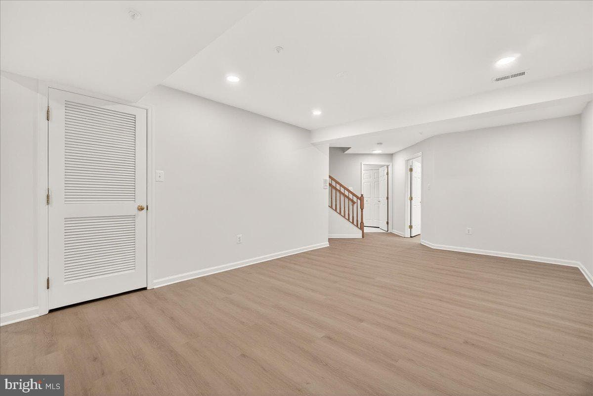 1740 Derrs Square E photo 33