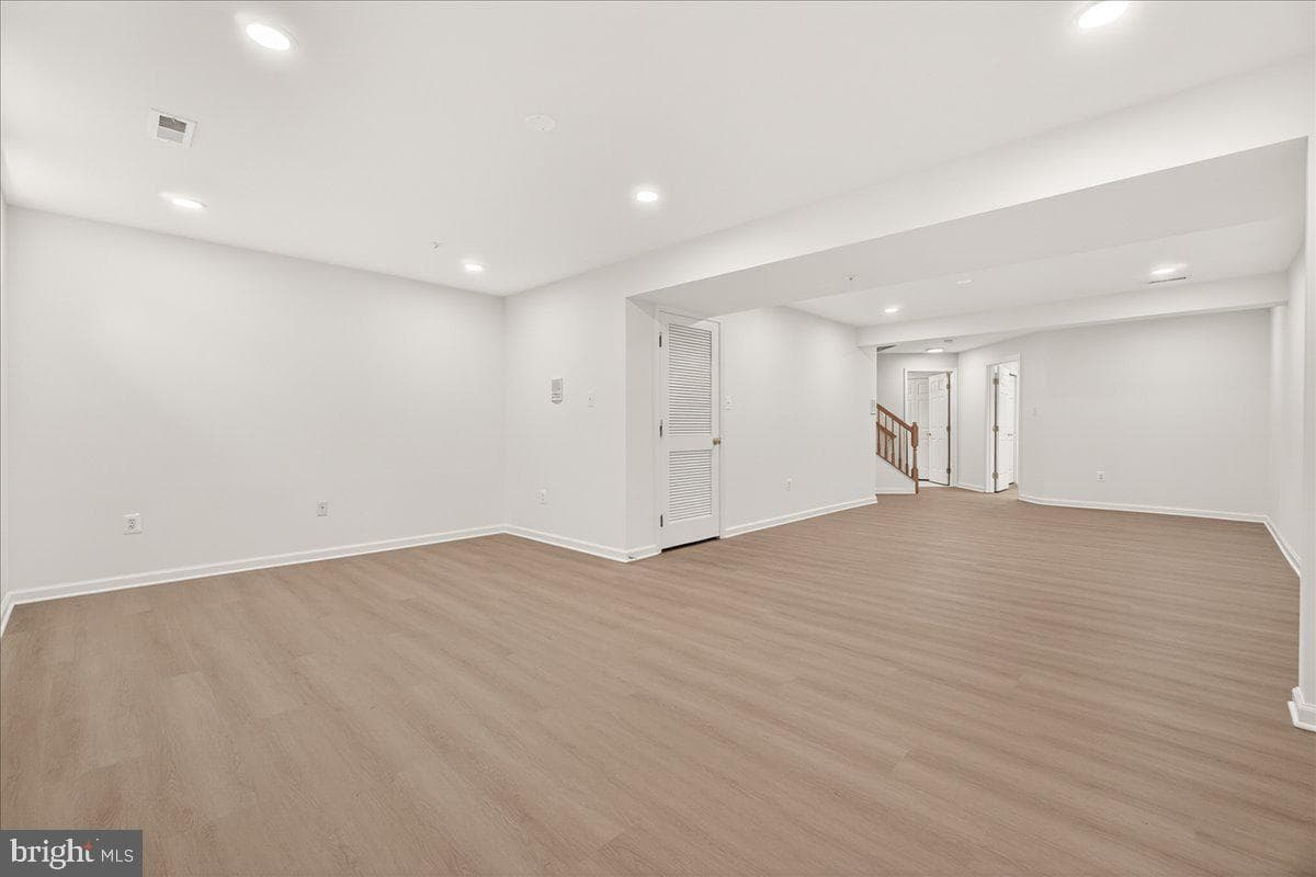 1740 Derrs Square E photo 34