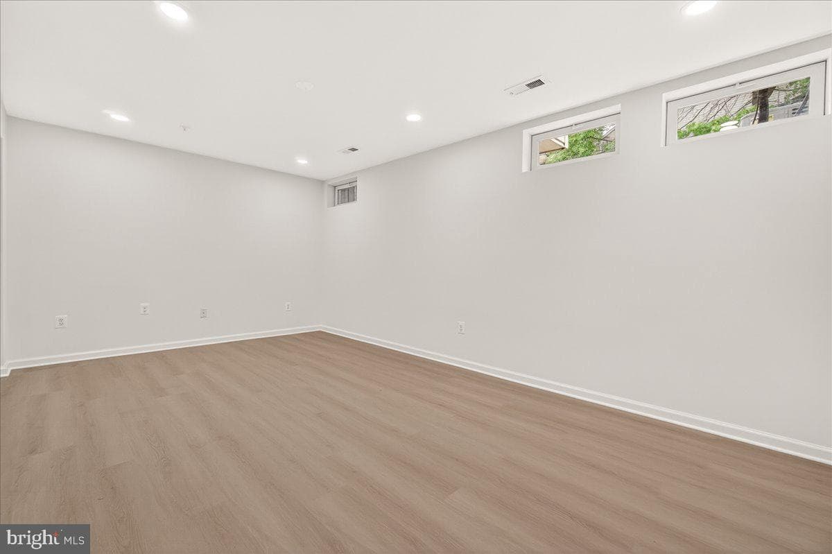 1740 Derrs Square E photo 35
