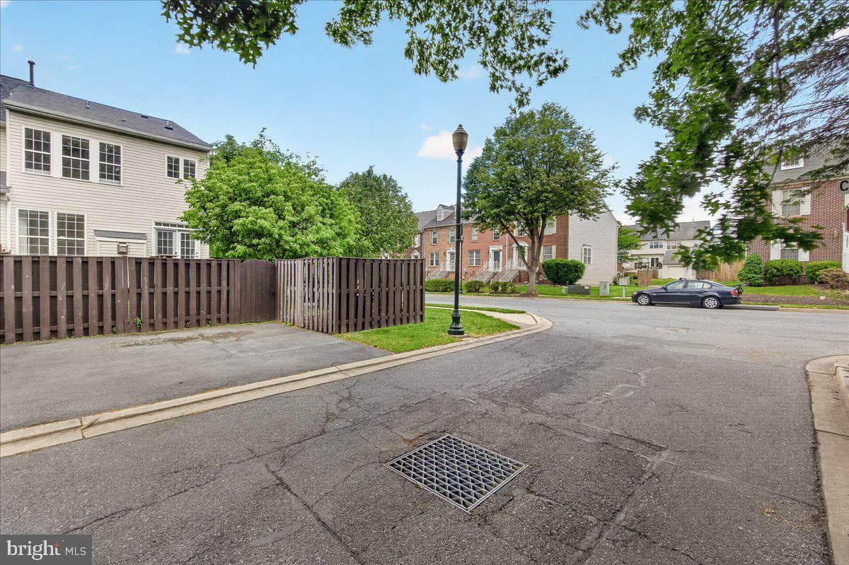 1740 Derrs Square E photo 42