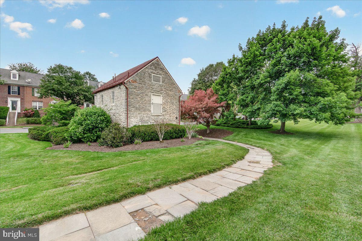 1740 Derrs Square E photo 44