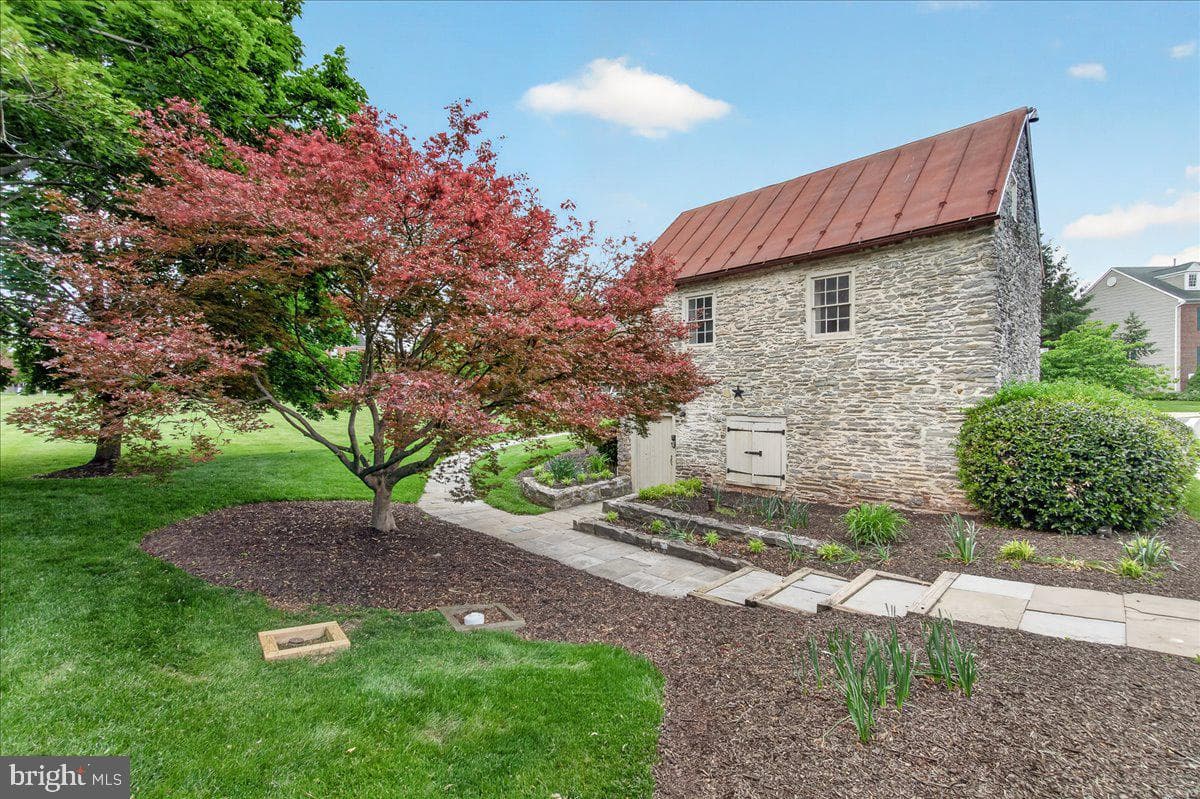 1740 Derrs Square E photo 45