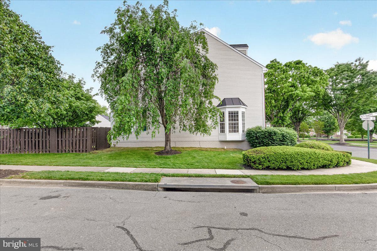 1740 Derrs Square E photo 46