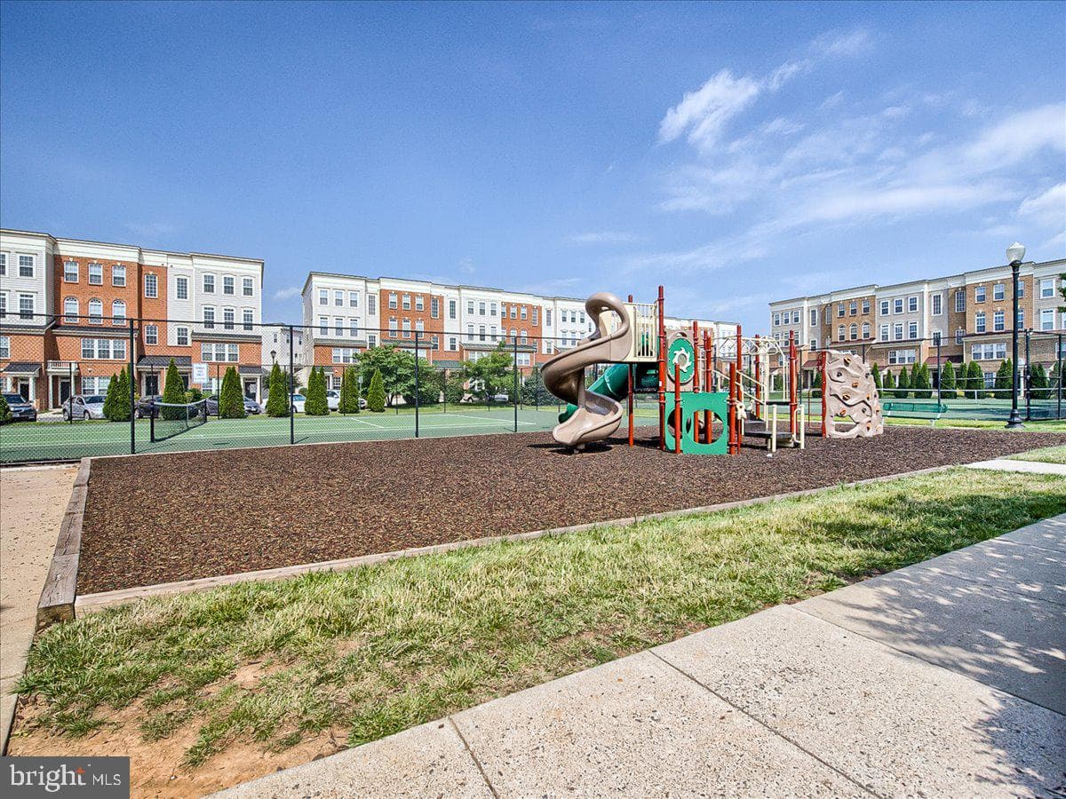 1740 Derrs Square E photo 48