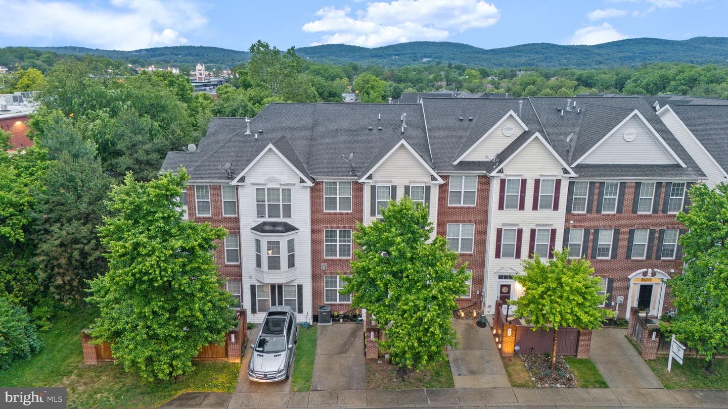 114 Featherstone Place photo 3