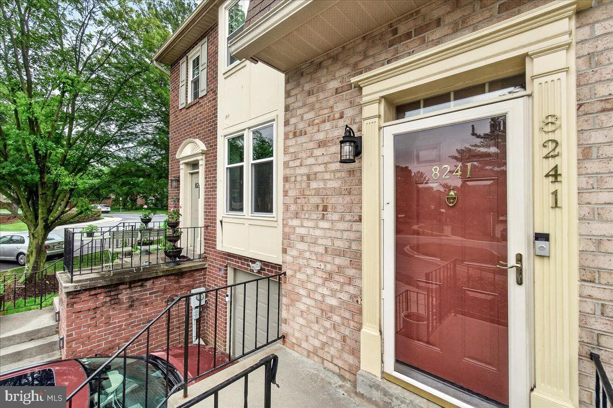 8241 Waterside Court photo 4
