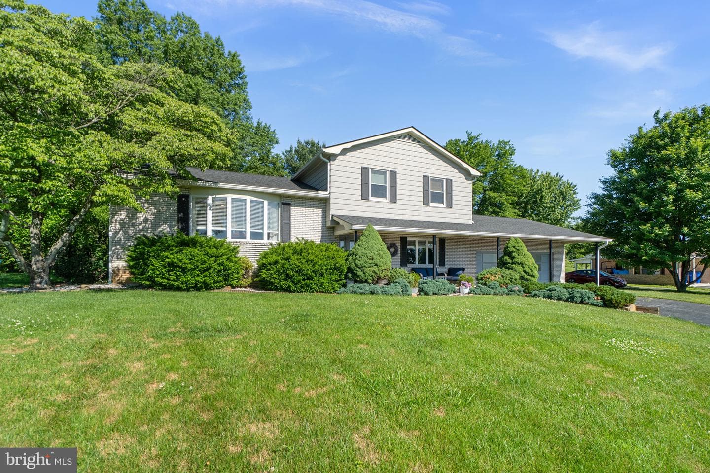13724 Hillside Avenue photo 1