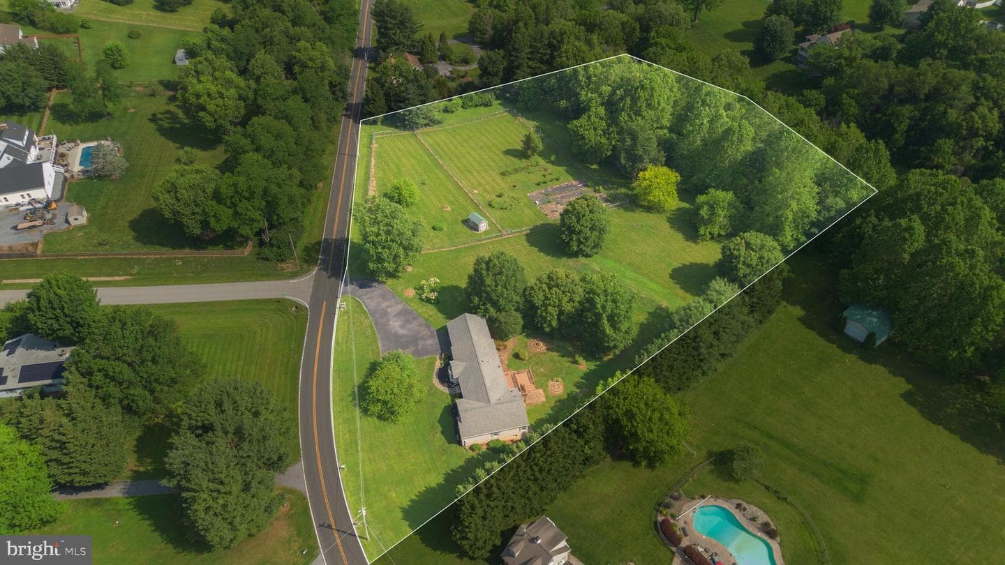 8613 Hollow Road photo 4