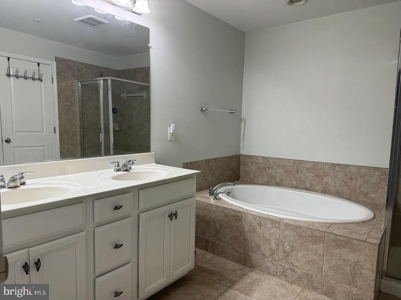 663 E Church Street photo 17