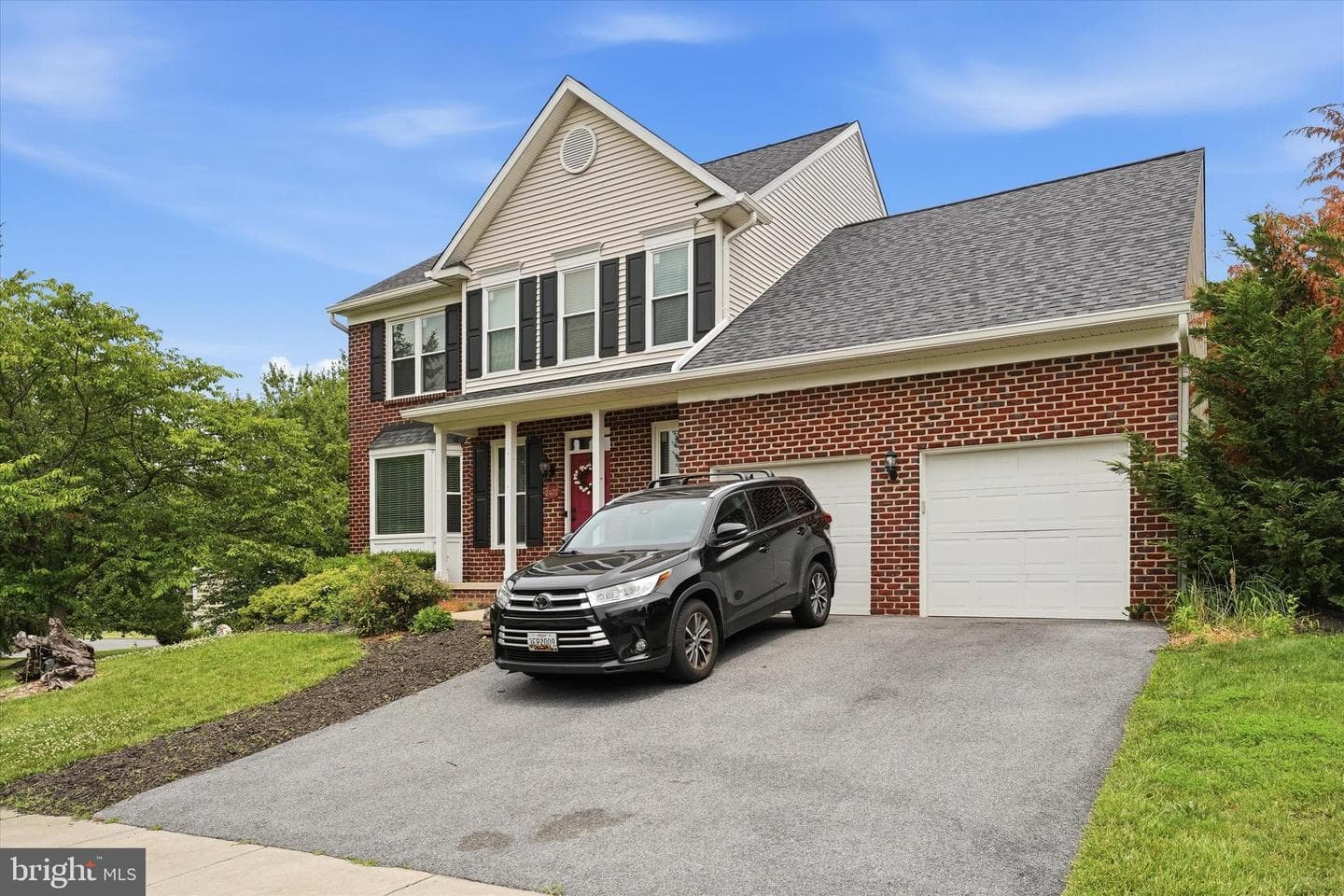 2402 Shaker Lane photo 4