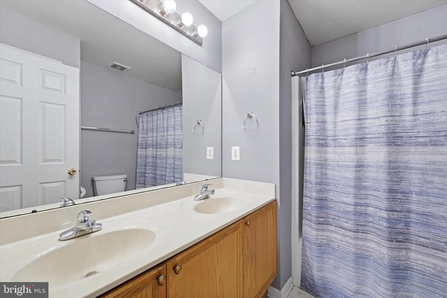 2402 Shaker Lane photo 46