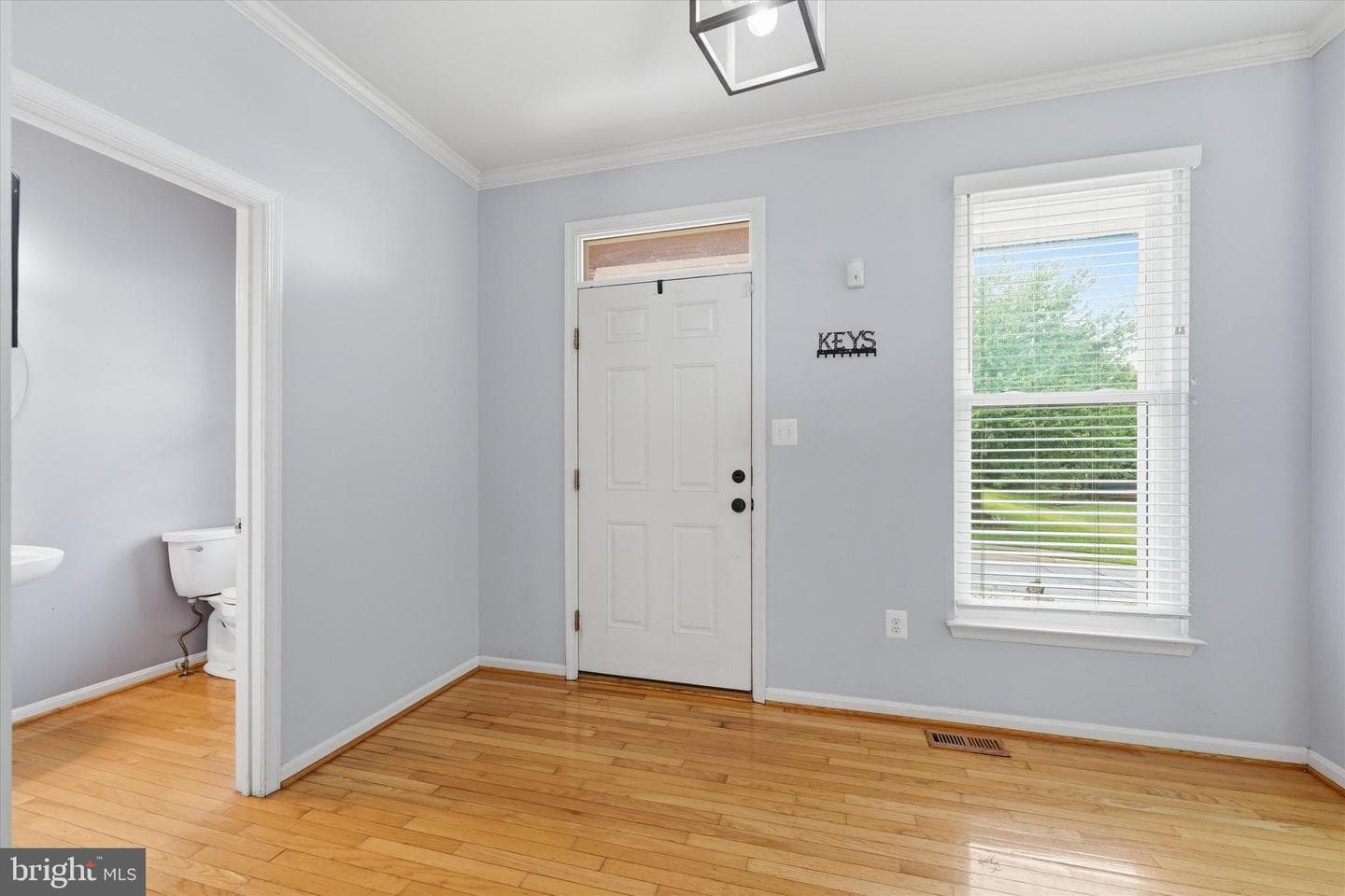 2402 Shaker Lane photo 8