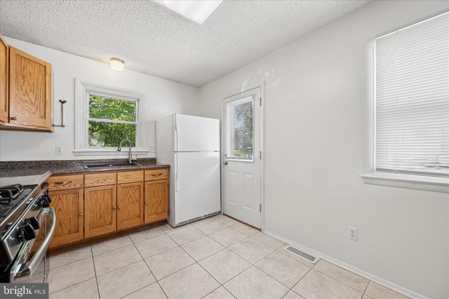 1607 Wise Road photo 10
