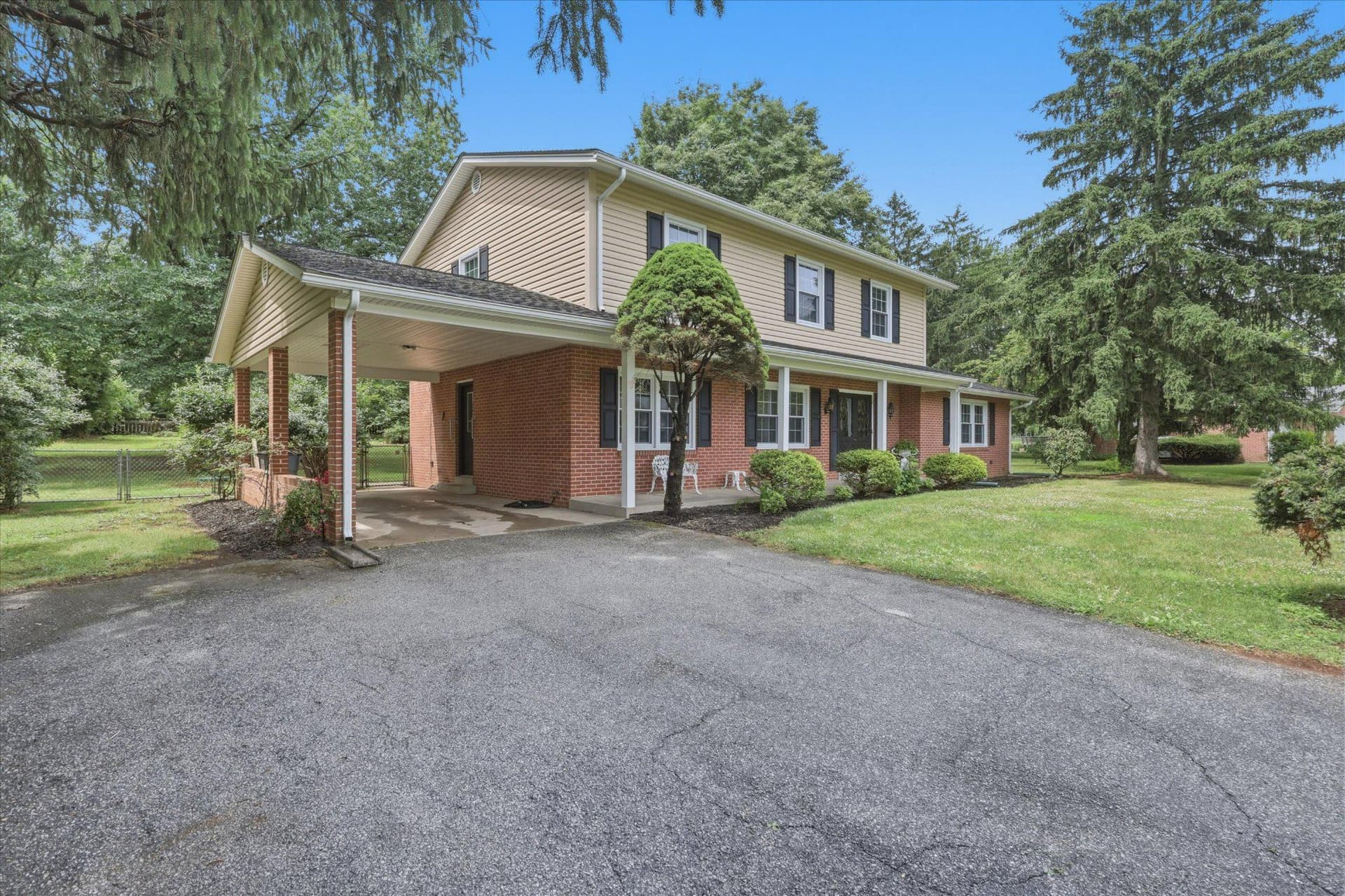 7007 Runnymeade Court photo 3