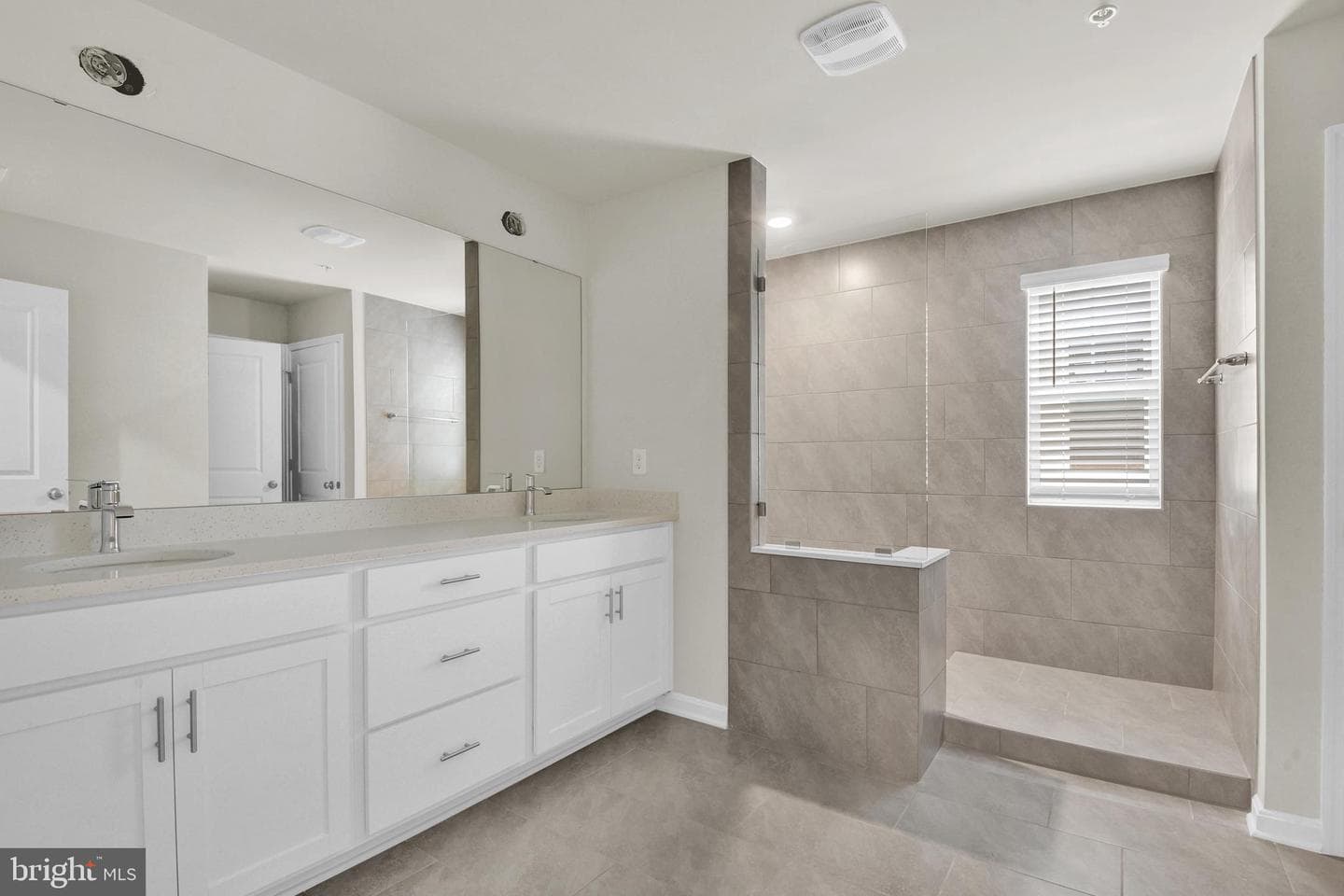 448 Hanson Street photo 25